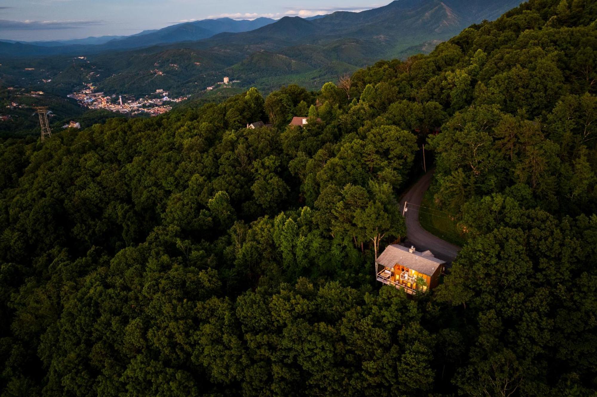 Elevista - Quaint&Private-Views-Hottub-Pooltable-Bears-3 Clubhouse Pools Villa Gatlinburg Exterior foto